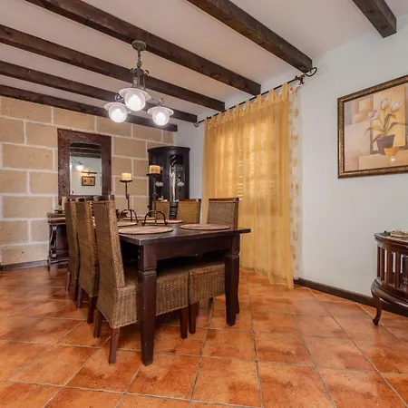 Luxury Canarian With Large Pool In Costa * Teguise (Lanzarote)