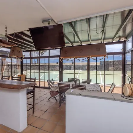 Luxury Canarian With Large Pool In Costa Apartamento Teguise (Lanzarote)