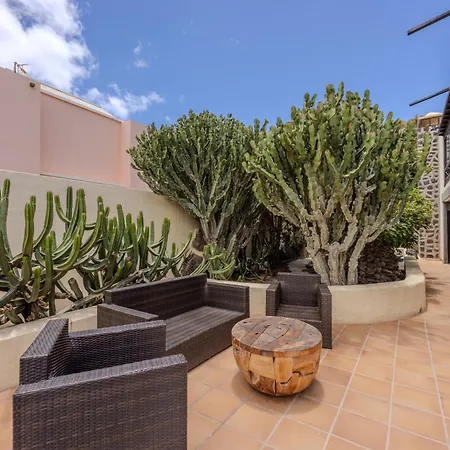 Luxury Canarian With Large Pool In Costa *