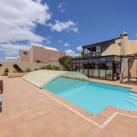 Luxury Canarian With Large Pool In Costa *
