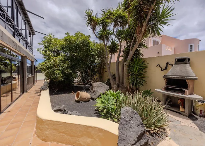 Luxury Canarian With Large Pool In Costa *