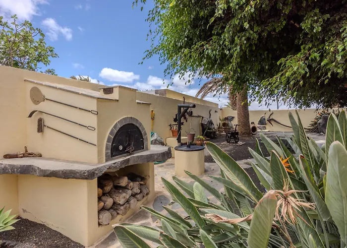 Luxury Canarian With Large Pool In Costa