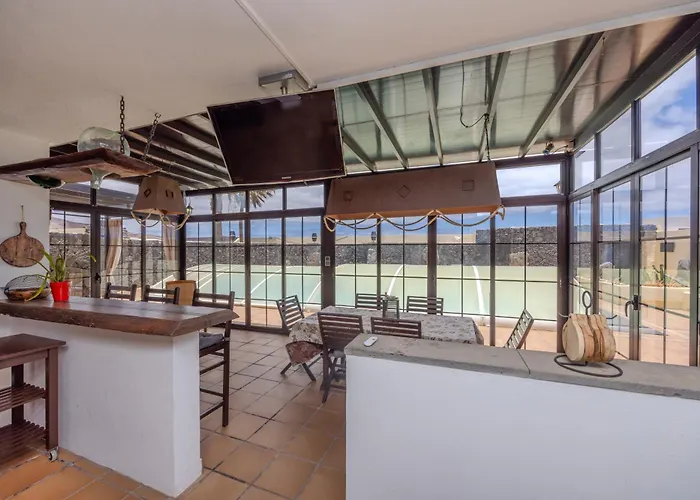 Luxury Canarian With Large Pool In Costa Appartement Teguise (Lanzarote)