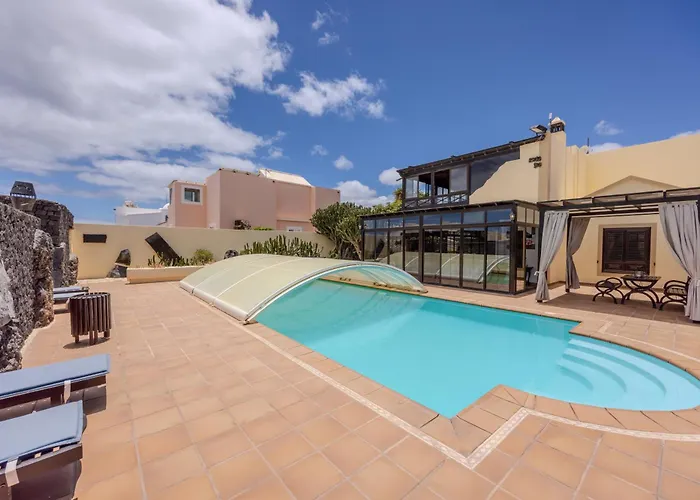 Luxury Canarian With Large Pool In Costa *
