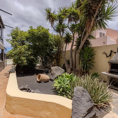 Luxury Canarian With Large Pool In Costa *