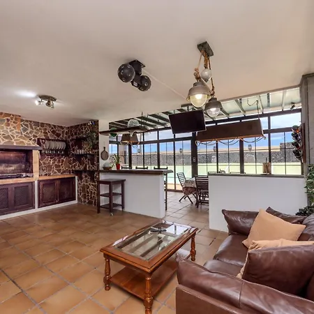 Luxury Canarian With Large Pool In Costa *