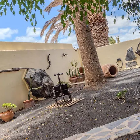 Luxury Canarian With Large Pool In Costa Apartamento Teguise (Lanzarote)