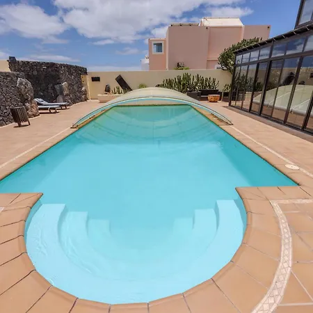 Luxury Canarian With Large Pool In Costa *