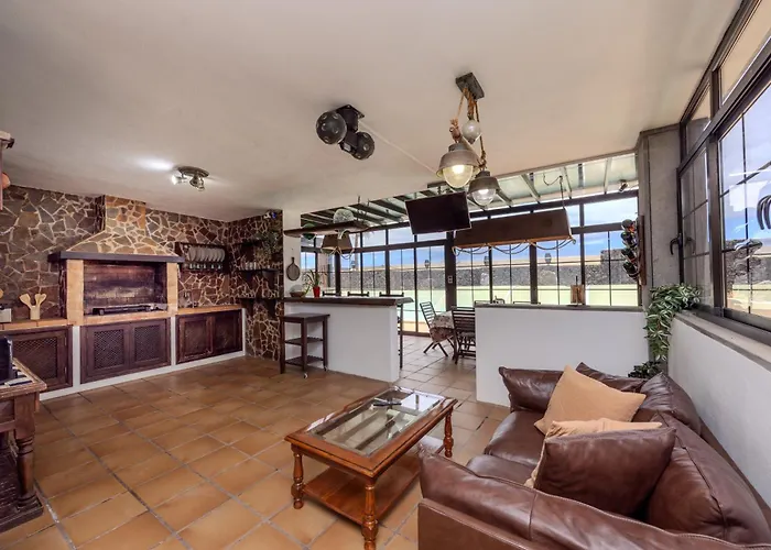 Luxury Canarian With Large Pool In Costa *