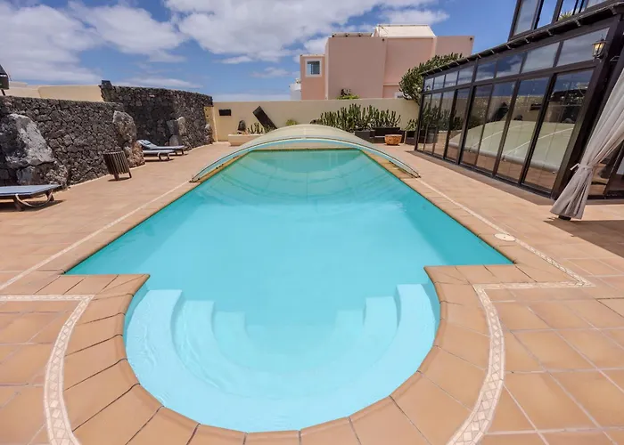 Luxury Canarian With Large Pool In Costa *